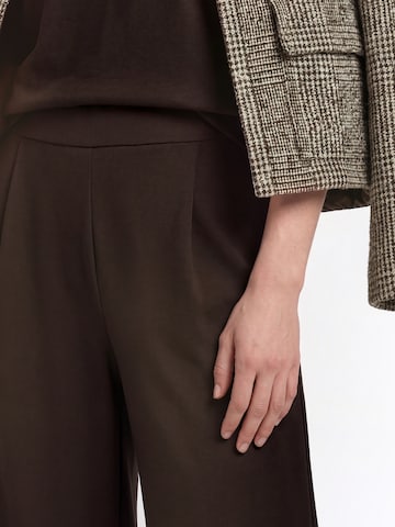 Wide leg Pantaloni con pieghe di Rich & Royal in marrone