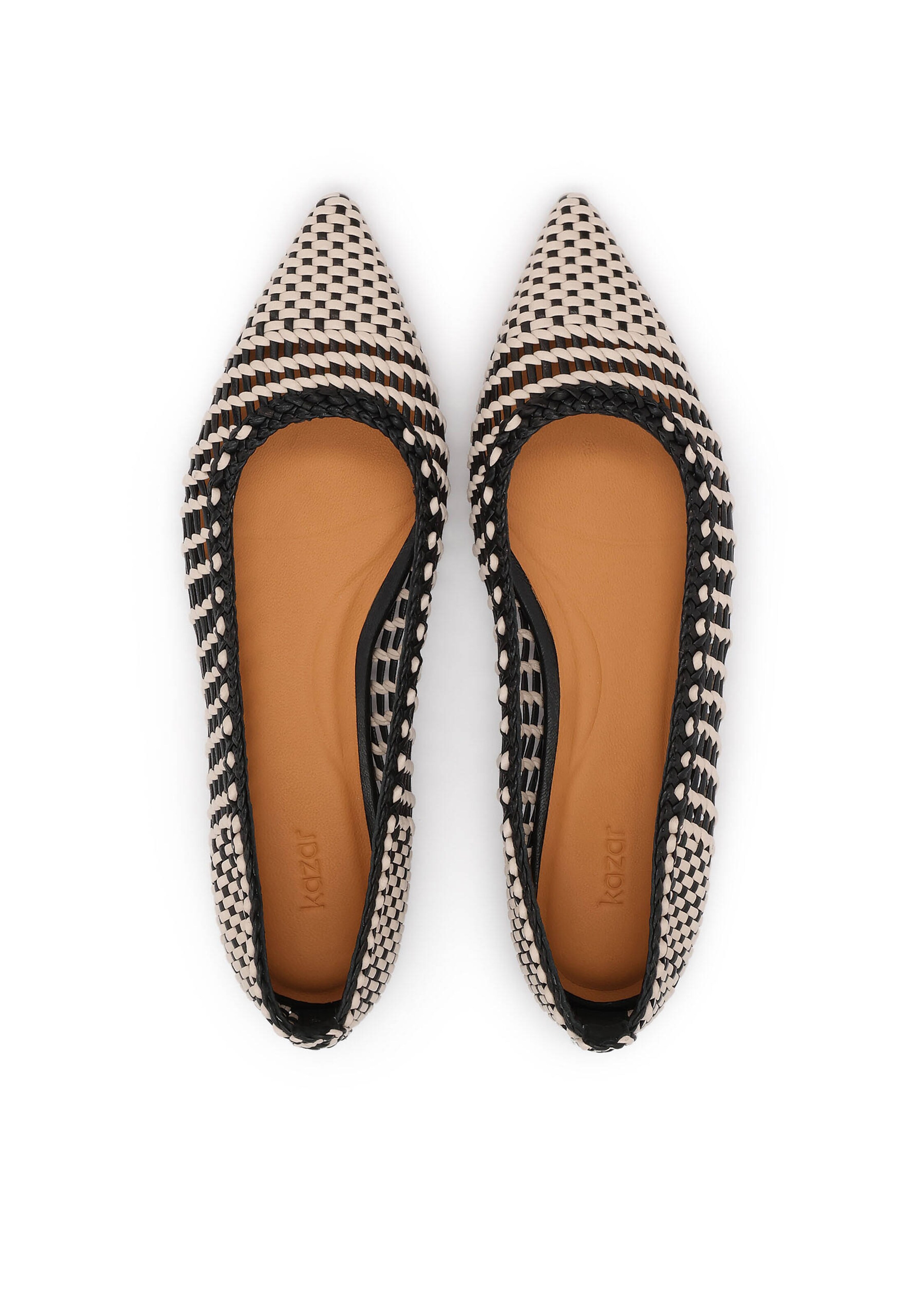 Balerini de la Kazar pe bej