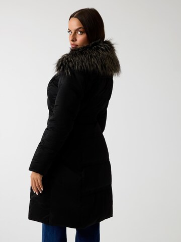 GUESS Steppjacke in Schwarz