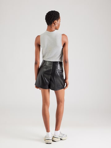 Regular Pantaloni cutați 'Christin' de la ABOUT YOU pe negru