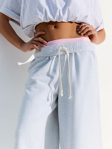 Wide leg Pantaloni de la Bershka pe gri