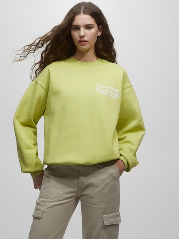 Pull&Bear Sweatshirt in Green: front