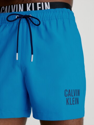 Calvin Klein Swimwear Plavecké šortky – modrá