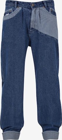 Karl Kani Tapered Bandplooi jeans in Blauw: voorkant