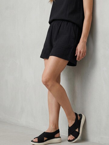 VENEZIA Sandals in Black: front