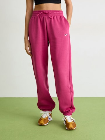 Nike SportswearTapered Hlače 'Phoenix Fleece' - roza boja: prednji dio