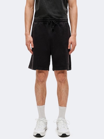 Regular Pantaloni de la Champion pe negru: față