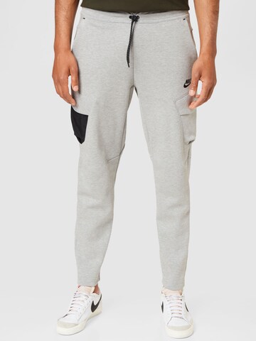 Nike Sportswear Slimfit Bukser i grå: forside