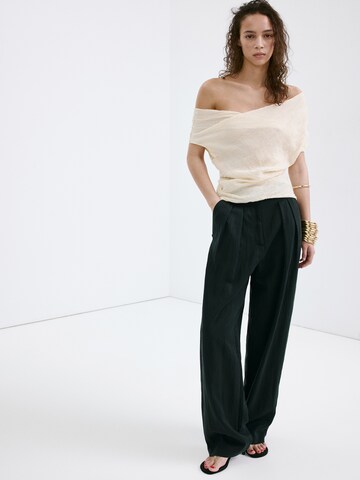 MANGO Zvonové kalhoty Kalhoty se sklady v pase 'Marga' – černá