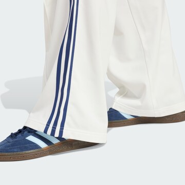 ADIDAS ORIGINALS Loosefit Παντελόνι 'Firebird' σε λευκό