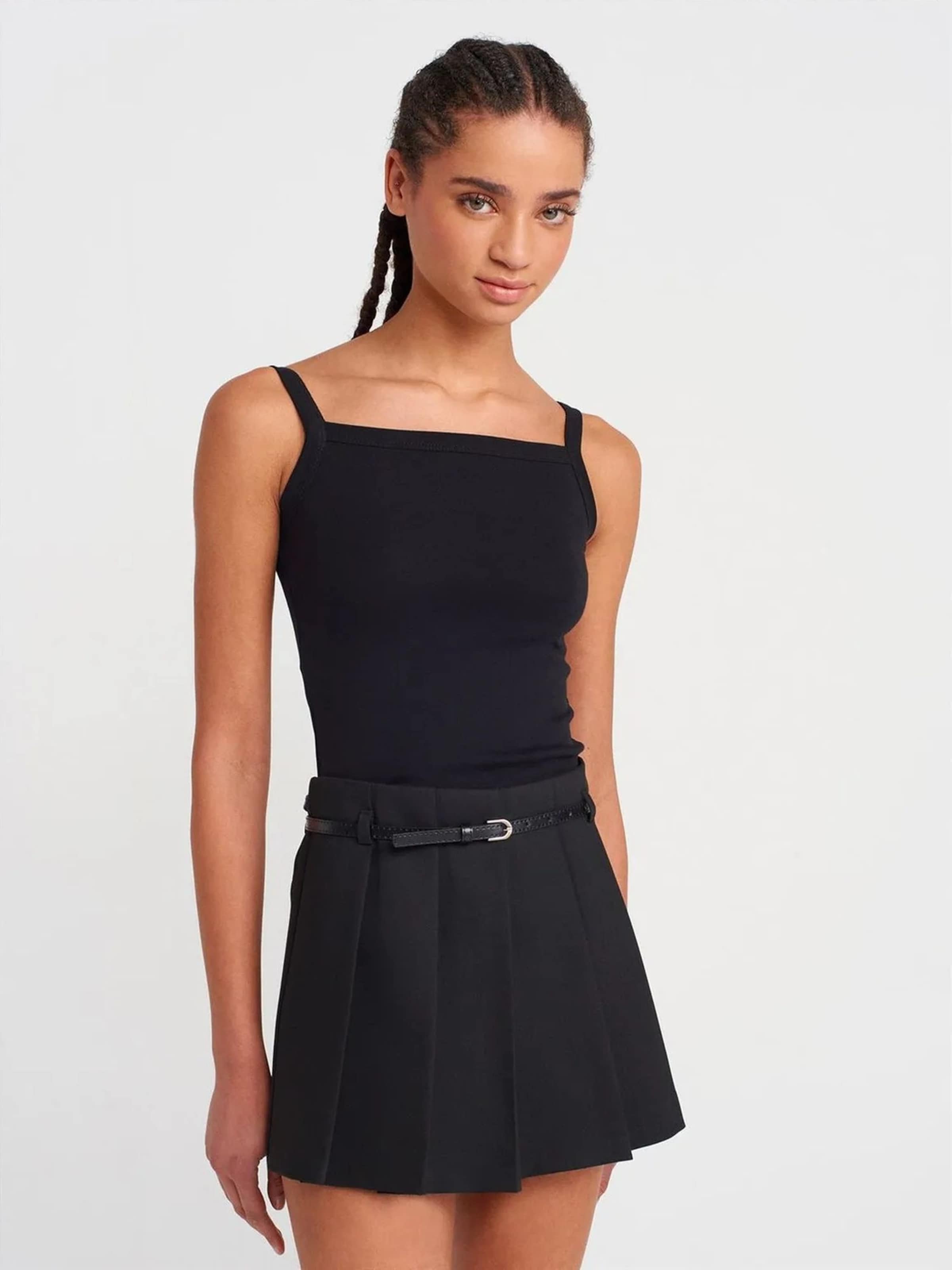 Dilvin Blouse in Black: front