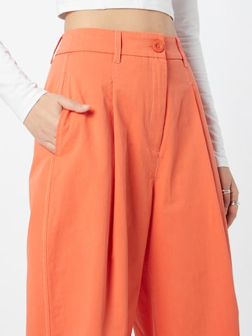 MSCH COPENHAGEN Tapered Pleat-Front Pants in Orange