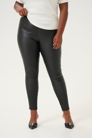 KAFFE CURVE Skinny Leggings in Zwart: voorkant