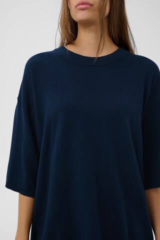 SOAKED IN LUXURY Trui in Blauw