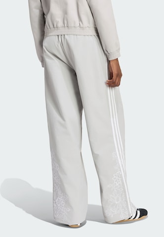 ADIDAS ORIGINALS - Perna larga Calças 'Firebird' em cinzento