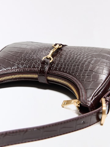 Borsa a spalla di Bershka in marrone: superiore