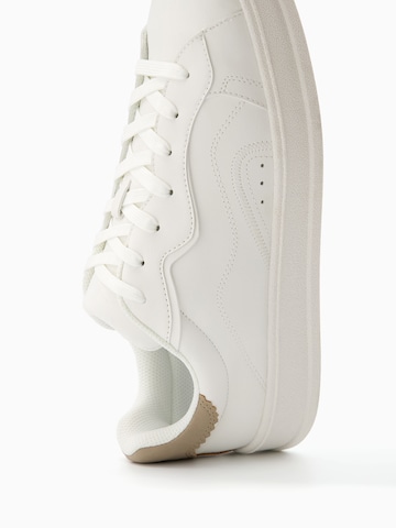 Bershka Låg sneaker i vit