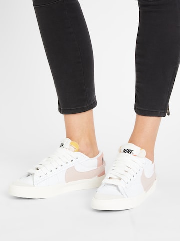 Baskets basses 'BLAZER 77 JUMBO' Nike Sportswear en blanc : devant