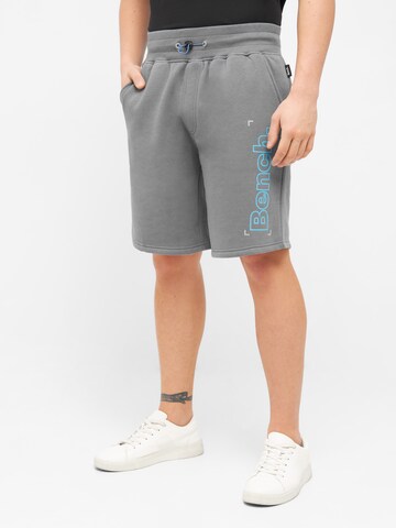 Regular Pantalon de sport BENCH en gris : devant