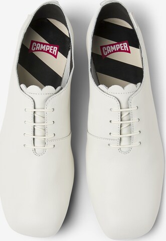 Scarpa stringata ' Casi Myra ' di CAMPER in bianco