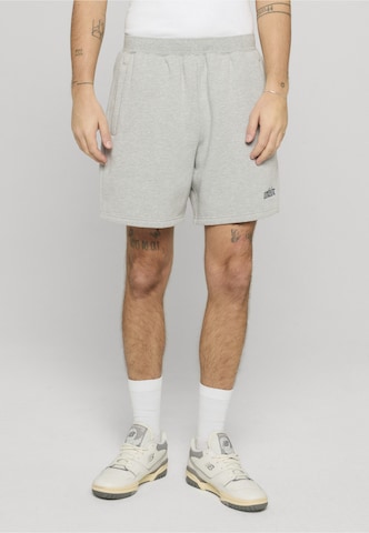 regular Pantaloni 'Paul 96' di Unfair Athletics in grigio: frontale