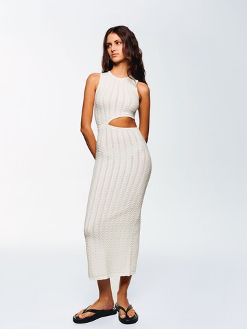 Robes en maille Bershka en beige : devant