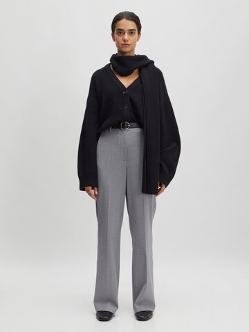 EDITED - Bootcut Pantalón de pinzas 'Lavea' en gris: frente