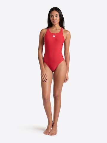 ARENABustier Sportski kupaći kostim 'ICONS RACER BACK' - crvena boja