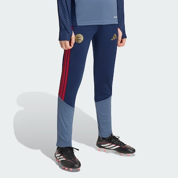 Coupe slim Pantalon de sport 'FC Bayern München 26/27' ADIDAS PERFORMANCE en bleu : devant