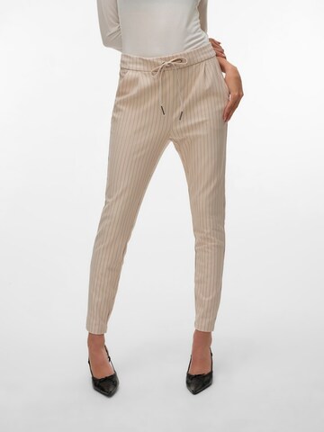 Tapered Pantaloni con pieghe 'VMEva' di VERO MODA in grigio: frontale