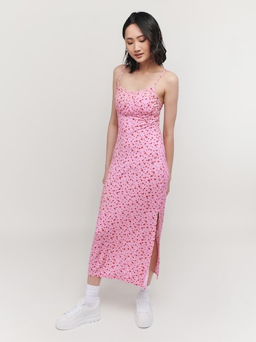 Robe 'EFFORTLESS' UNFOLLOWED x ABOUT YOU en rose