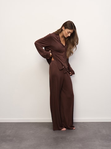 RÆRE by Lorena Rae Πιτζάμα 'Maxima' σε καφέ: μπροστά
