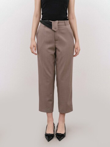 4TAILORS Loosefit Nadrág - bézs: elől