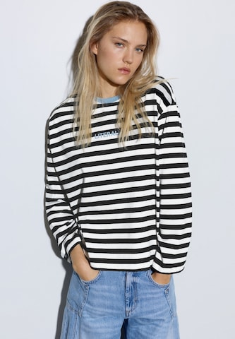 Tricou de la Pull&Bear pe negru: față
