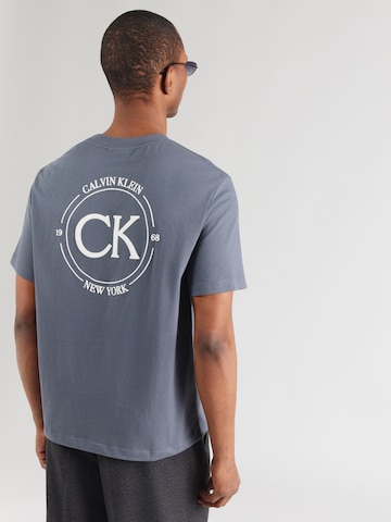 T-Shirt Calvin Klein Jeans en gris : devant