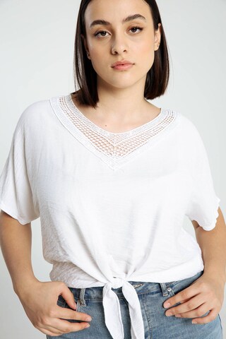 Cassis Blouse in White: front