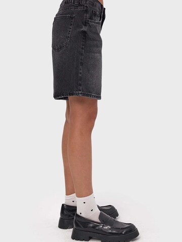 IT'S BASIC Baggy Jeans 'ELASTICATED BAGGY DENIM SHORT' in Zwart