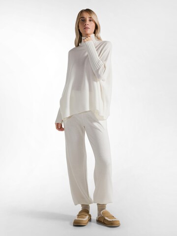 DEHA Slim fit Trousers in White: front