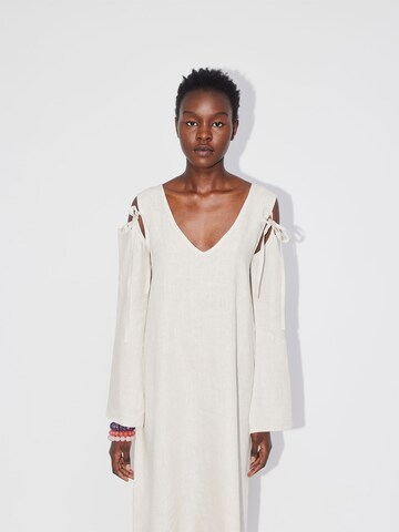 ABOUT YOU REBIRTH STUDIOS Klänning 'Holiday' i beige