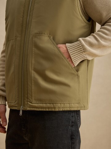 DAN FOX APPAREL Vest 'Kuzey' in Green