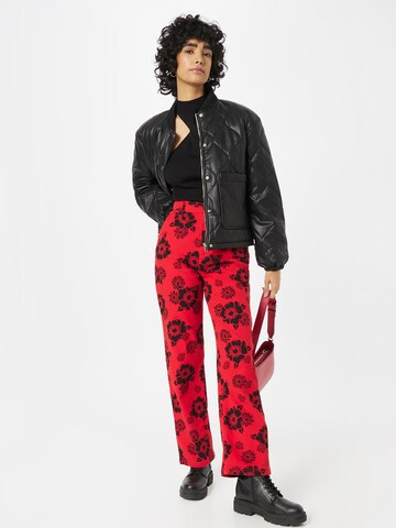 Regular Pantalon Monki en rouge