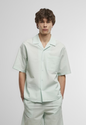 Urban Classics Comfort fit Button Up Shirt in Green: front