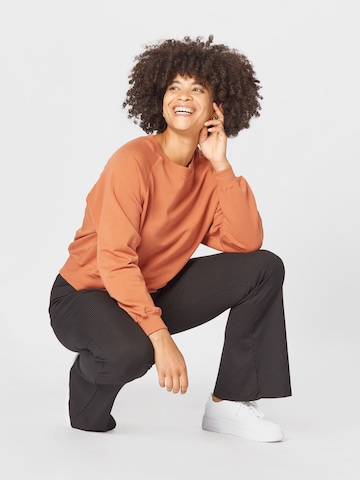 ABOUT YOU Curvy - Sweatshirt 'Marin' em castanho