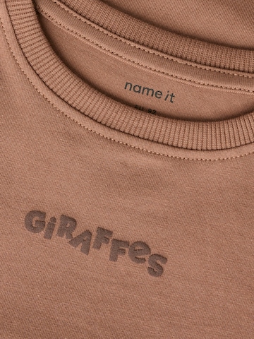 NAME IT - Camiseta 'NMMDENIUS' en marrón