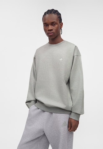 ADIDAS ORIGINALSSweater majica 'ESS' - siva boja