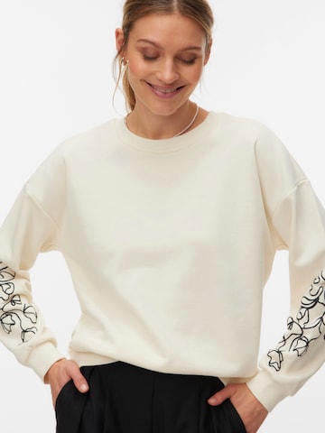 VERO MODA Свитшот 'VMLada' в Белый