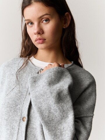Pull&Bear Strickjacke in Grau