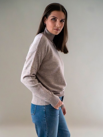 WEARABLE STORIES Trui 'Riske' in Beige