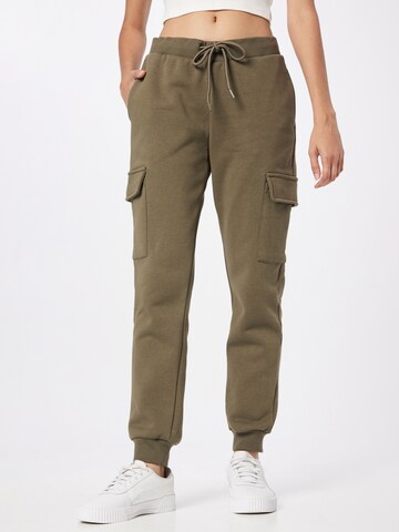 Urban Classics Tapered Cargo Pants in Green: front