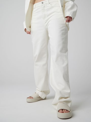 A LOT LESS Regular Jeans 'JESSIE' in White: front